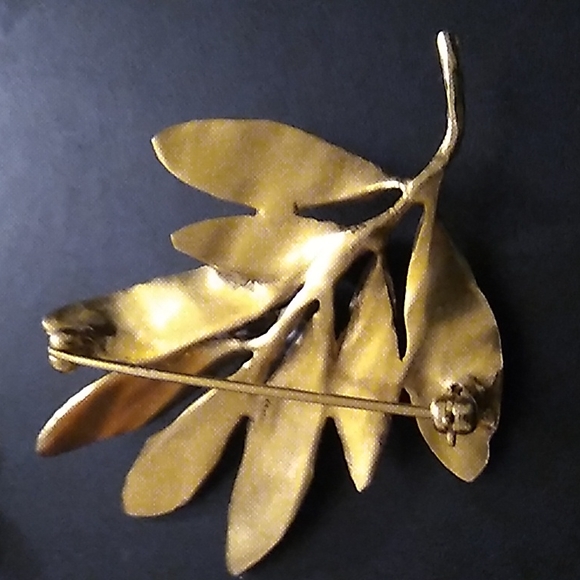COPY - Metropolitan Museum of Art Gold Plated Olive Leaf Brooch. - Picture 2 of 3